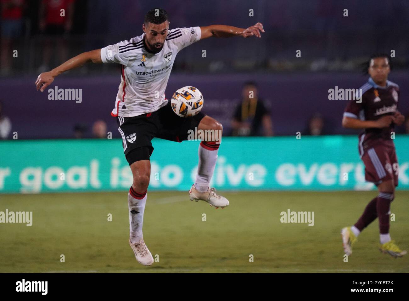 Frisco, Usa. 31. August 2024. FC Dallas Stürmer Sebastian Lletget #8 kontrolliert den Ball während des MLS-Spiels zwischen dem FC Dallas und Colorado Rapids im Toyota Stadium. Endstand FC Dallas 2: 3 Colorado Rapids. Am 31. August 2024 in Frisco, Texas. (Foto: Javier Vicencio/Eyepix Group) Credit: Eyepix Group/Alamy Live News Stockfoto