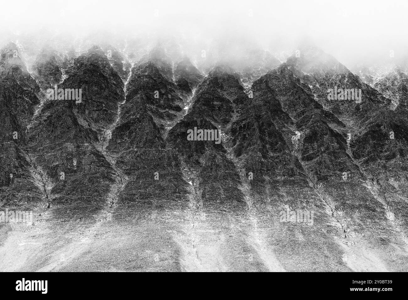 Die Südwand des Liddubakti-Berges in Wolken, Kebnekaisefjaell, Norrbotten, Lappland, Schweden, September 2012, Europa Stockfoto