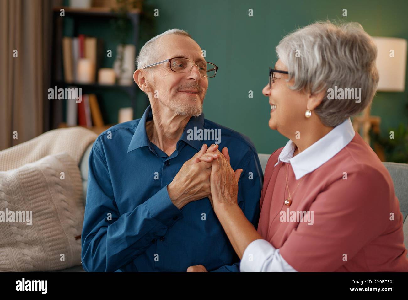 Glückliches Seniorenpaar verbringt Zeit zu Hause. Stockfoto