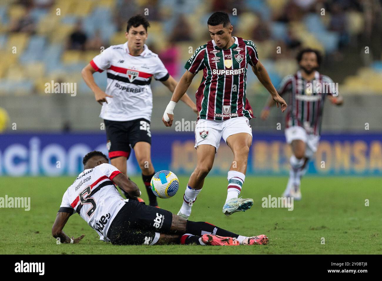 Rio De Janeiro, Brasilien. September 2024. RIO DE JANEIRO, BRASILIEN – 01. SEPTEMBER: KEVIN SERNA von Fluminense kämpft am 1. September 2024 in Rio de Janeiro, Brasilien, um den Ball während des Spiels zwischen Fluminense und Sao Paulo FC als Teil der Brasileirao Serie A im Maracana-Stadion. Quelle: Ruano Carneiro/Alamy Live News Stockfoto