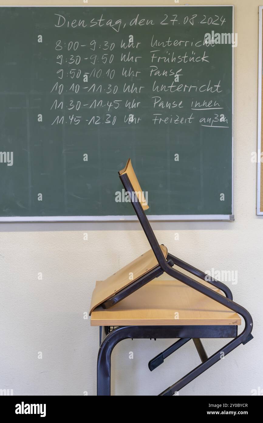 Klassenzimmer der vierten Klasse, nach der Schule ist das Gebäude älter, aber in gutem Zustand, Fahrplan Stockfoto