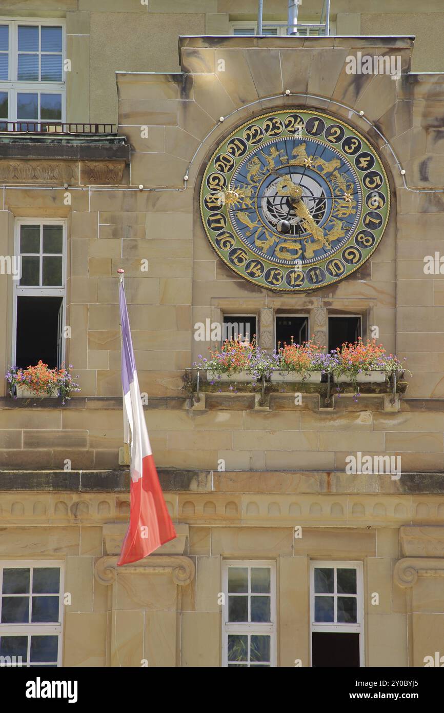 Französische Nationalflagge und astronomische Uhr, Monduhr, Rathaus, Rathausplatz, Schramberg, Südschwarzwald, Schwarzwald, Baden-Württemberg Stockfoto