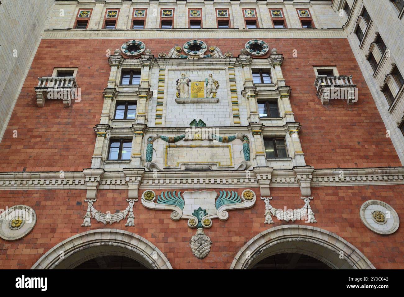 Moskau, Russland, 5. März. 2017. Für den Frieden in der Welt dekorative Platte an der Wand des Hauptgebäudes der Lomonossow-Staatlichen Universität, Europa Stockfoto