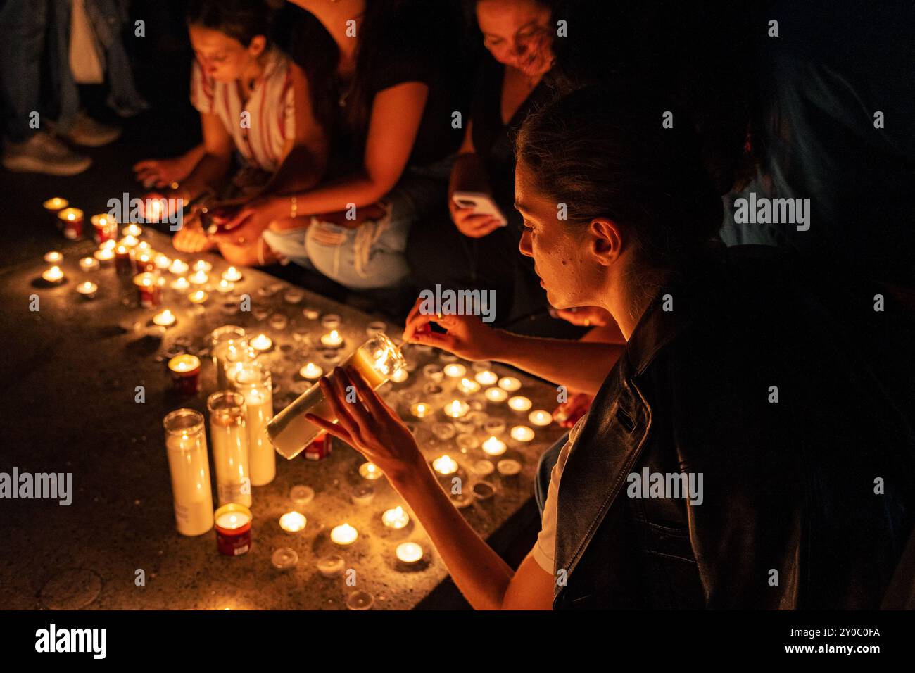 New York, USA. September 2024. Die Menschen versammeln sich zu einer Mahnwache nach der Nachricht von sechs israelischen Geiseln, die am Sonntag, den 1. September, in Gaza von den israelischen Verteidigungskräften im Columbus Circle, Manhattan, New York, tot gefunden wurden. 2024. nach Angaben der IDF wurden die Leichen aus einem Hamas-Tunnel in Rafah nahe der südlichen Grenze des Gazastreifens geborgen und 36-48 Stunden zuvor verstorben. (Foto: Cristina Matuozzi/SIPA USA) Credit: SIPA USA/Alamy Live News Stockfoto
