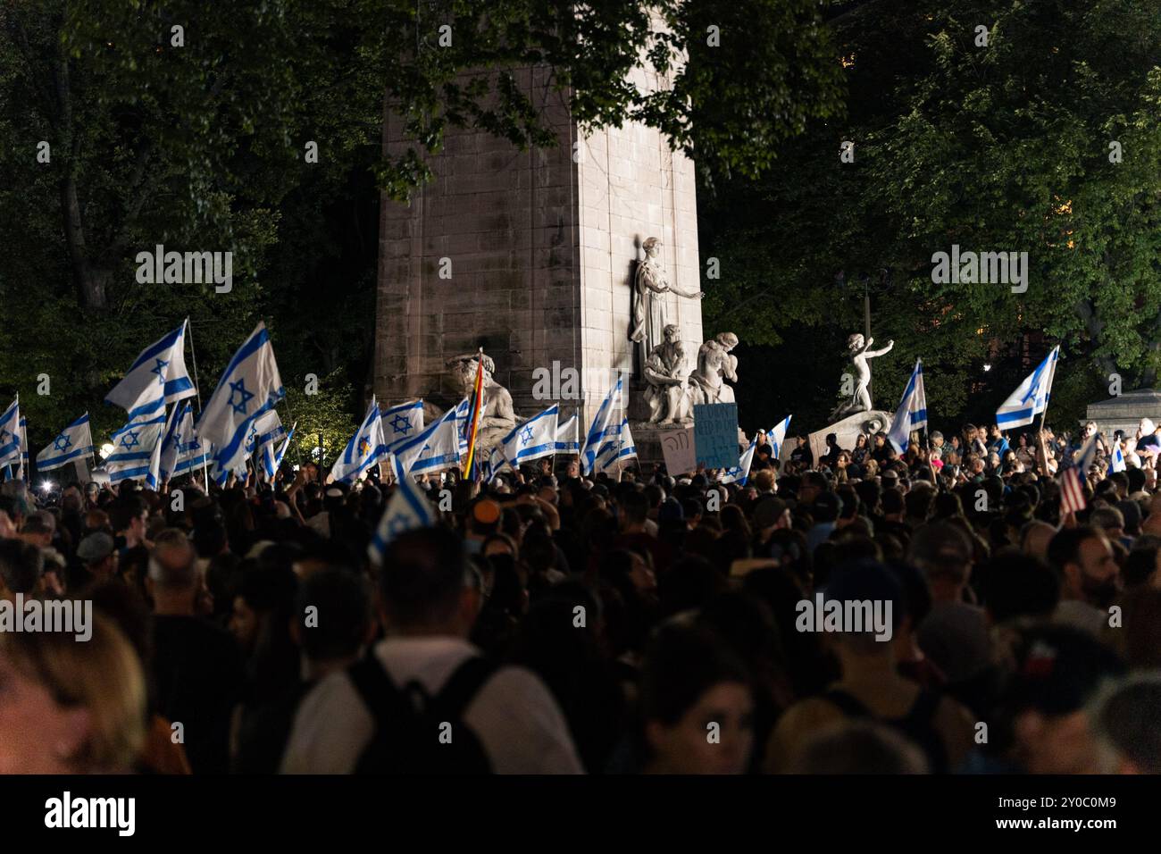 New York, USA. September 2024. Die Menschen versammeln sich zu einer Mahnwache nach der Nachricht von sechs israelischen Geiseln, die am Sonntag, den 1. September, in Gaza von den israelischen Verteidigungskräften im Columbus Circle, Manhattan, New York, tot gefunden wurden. 2024. nach Angaben der IDF wurden die Leichen aus einem Hamas-Tunnel in Rafah nahe der südlichen Grenze des Gazastreifens geborgen und 36-48 Stunden zuvor verstorben. (Foto: Cristina Matuozzi/SIPA USA) Credit: SIPA USA/Alamy Live News Stockfoto
