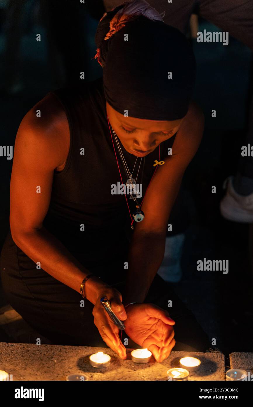 New York, USA. September 2024. Die Menschen versammeln sich zu einer Mahnwache nach der Nachricht von sechs israelischen Geiseln, die am Sonntag, den 1. September, in Gaza von den israelischen Verteidigungskräften im Columbus Circle, Manhattan, New York, tot gefunden wurden. 2024. nach Angaben der IDF wurden die Leichen aus einem Hamas-Tunnel in Rafah nahe der südlichen Grenze des Gazastreifens geborgen und 36-48 Stunden zuvor verstorben. (Foto: Cristina Matuozzi/SIPA USA) Credit: SIPA USA/Alamy Live News Stockfoto