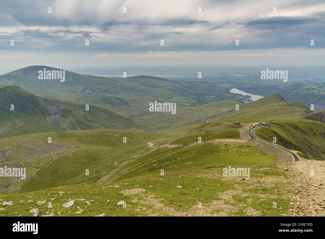 Zu Fuß vom Mount Snowdon auf dem Llanberis Path, Snowdonia, Gwynedd, Wales, Großbritannien, Blick nach Norden in Richtung Clogwyn Station, Llyn Padarn und Llanb Stockfoto