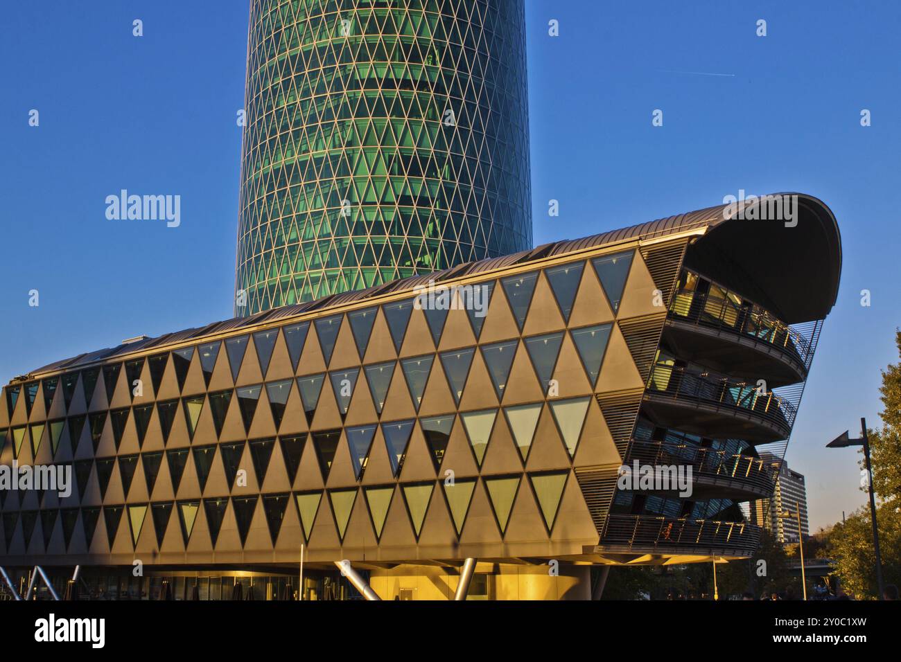 Westhafen Turm und Apartmentblock in Frankfurt Stockfoto