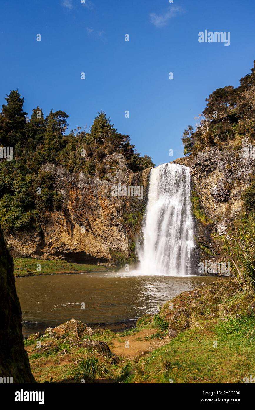 Eine Aufnahme eines Wasserfalls namens Hunua Falls, der sich in Auckland (Neuseeland) befindet. Der Schuss wird von der Unterseite der Stürze von der Seite des aufgenommen Stockfoto