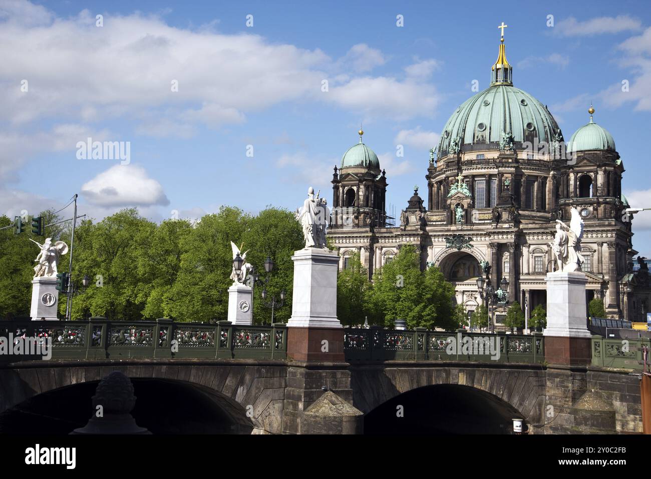 Der Berliner Dom und die Schlossbrücke. Zwei berühmte Wahrzeichen in der deutschen Hauptstadt Berlin Stockfoto