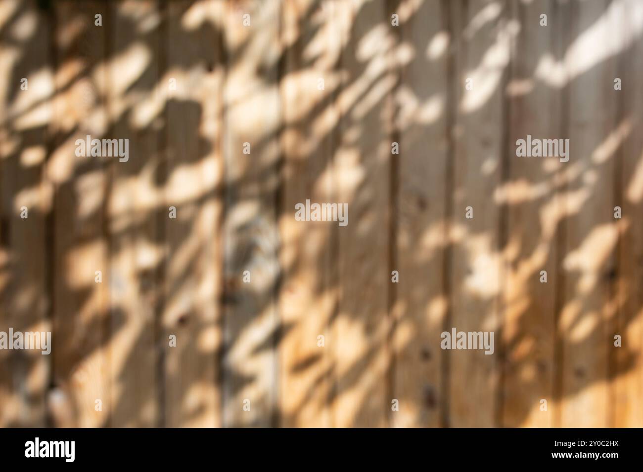 Defokussierte Schatten auf Holzbrettern, abstrakte, unscharfe Textur, Tapetendesign Stockfoto