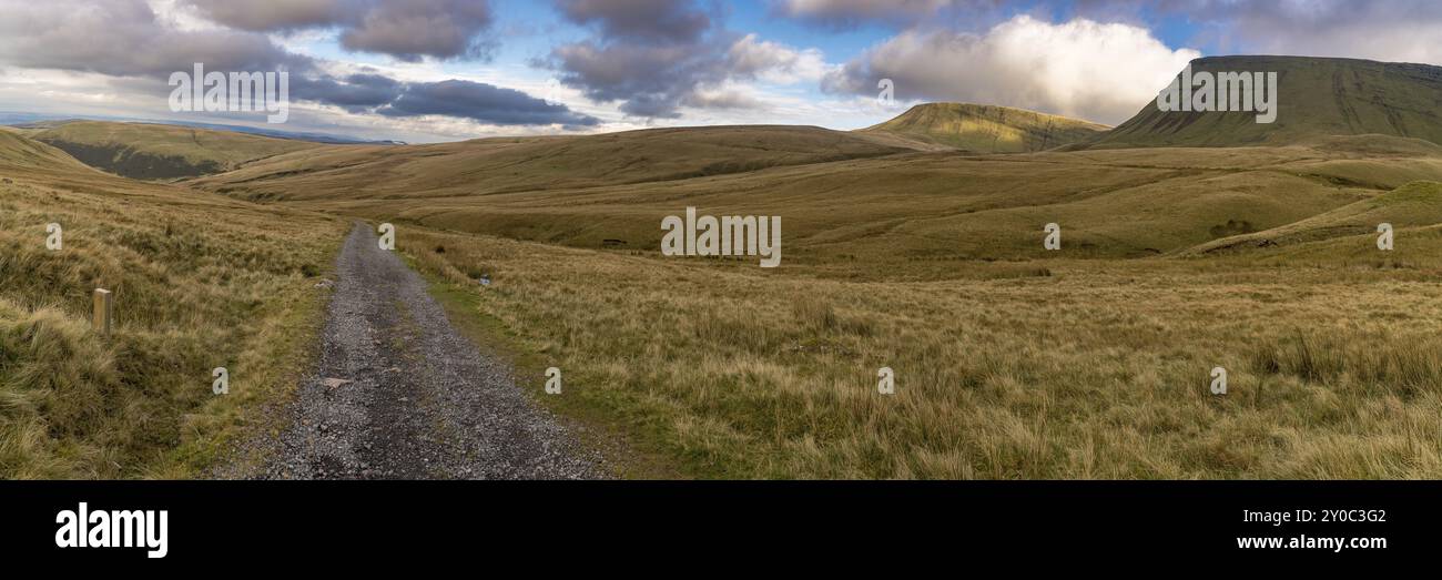 Wolken über dem Bannau Sir Gaer (Picws Du) in Carmarthen Fans in Carmarthenshire, Dyfed, Wales, Großbritannien Stockfoto