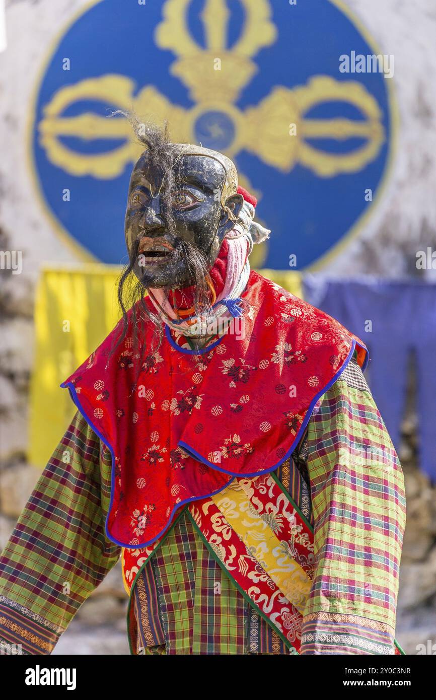 Ein Clown auf einem bhutanischen Festival. Clowns erhellen die Atmosphäre und helfen, Ordnung zu erhalten Stockfoto