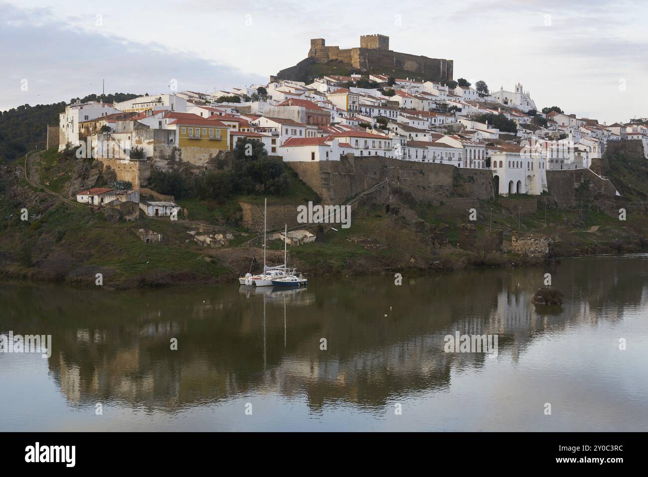 Blick auf die Stadt Mertola bei Sonnenuntergang mit dem Fluss Guadiana in Alentejo, Portugal, Europa Stockfoto