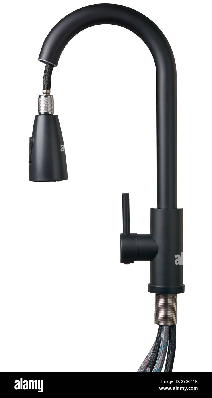 Ein Griff mattschwarzer, flexibler oder ausziehbarer Küchenarmatur mit Schläuchen, isolierter weißer Hintergrund, modernes und stilvolles Design, Seitenansicht Stockfoto