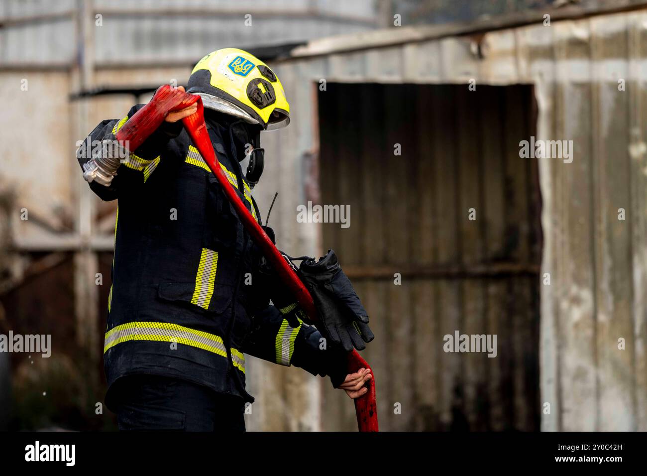 Kiew, Kiew-Stadt, Ukraine. September 2024. Rettungsdienste auf der Einschlagstelle in Kiew nach russischen Raketenangriffen auf die Ukraine. (Kreditbild: © Andreas Stroh/ZUMA Press Wire) NUR REDAKTIONELLE VERWENDUNG! Nicht für kommerzielle ZWECKE! Quelle: ZUMA Press, Inc./Alamy Live News Stockfoto