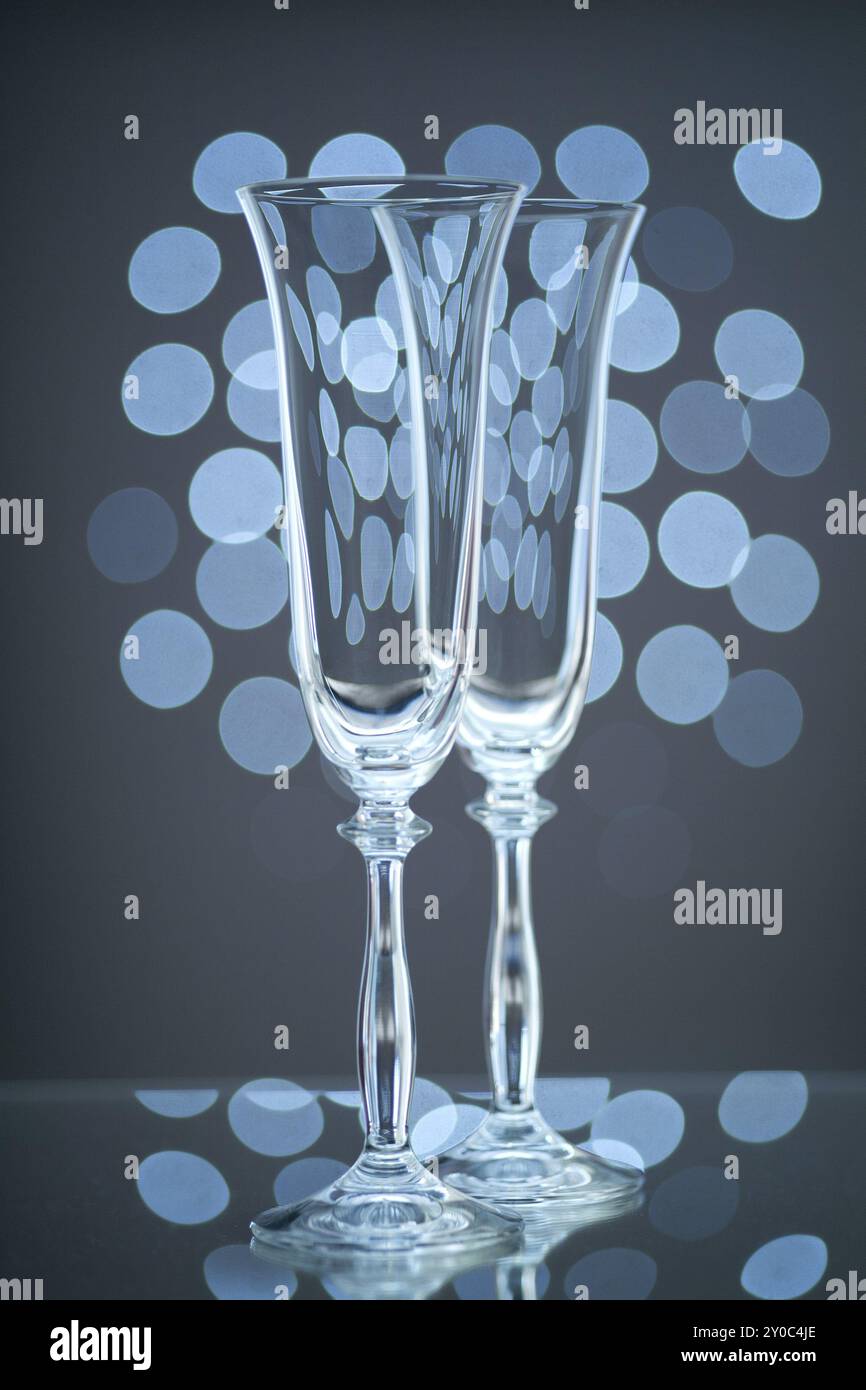 Zwei leere Sektgläser auf blauem Bokeh-Hintergrund Stockfoto