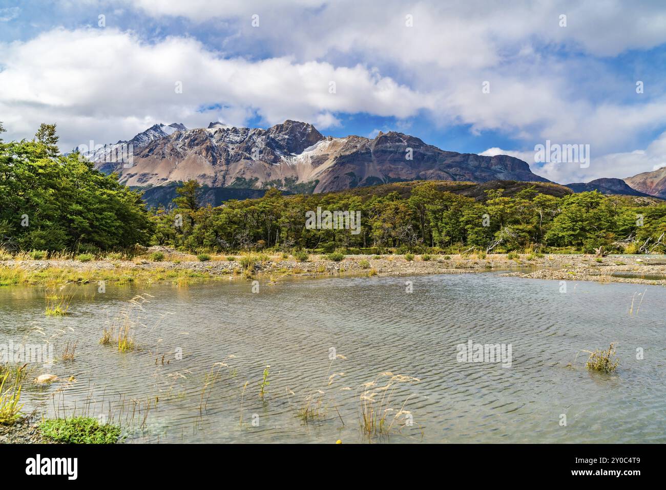 Malerische Landschaft des Los Glaciares Nationalparks mit wunderschönen Bergen und Flüssen in El Chalten, Argentinien, Südamerika Stockfoto