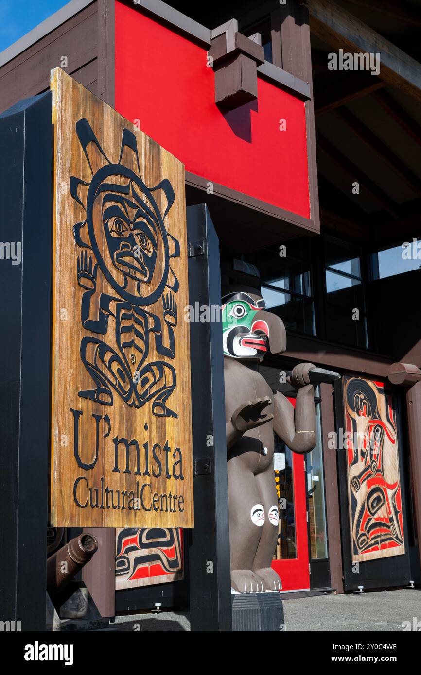 Kanada, BC, vor der Nordküste von Vancouver Island. Cormorant Island, Alert Bay. Kulturzentrum U’mista. Außenansicht des Eingangs mit Totempfahl. Stockfoto