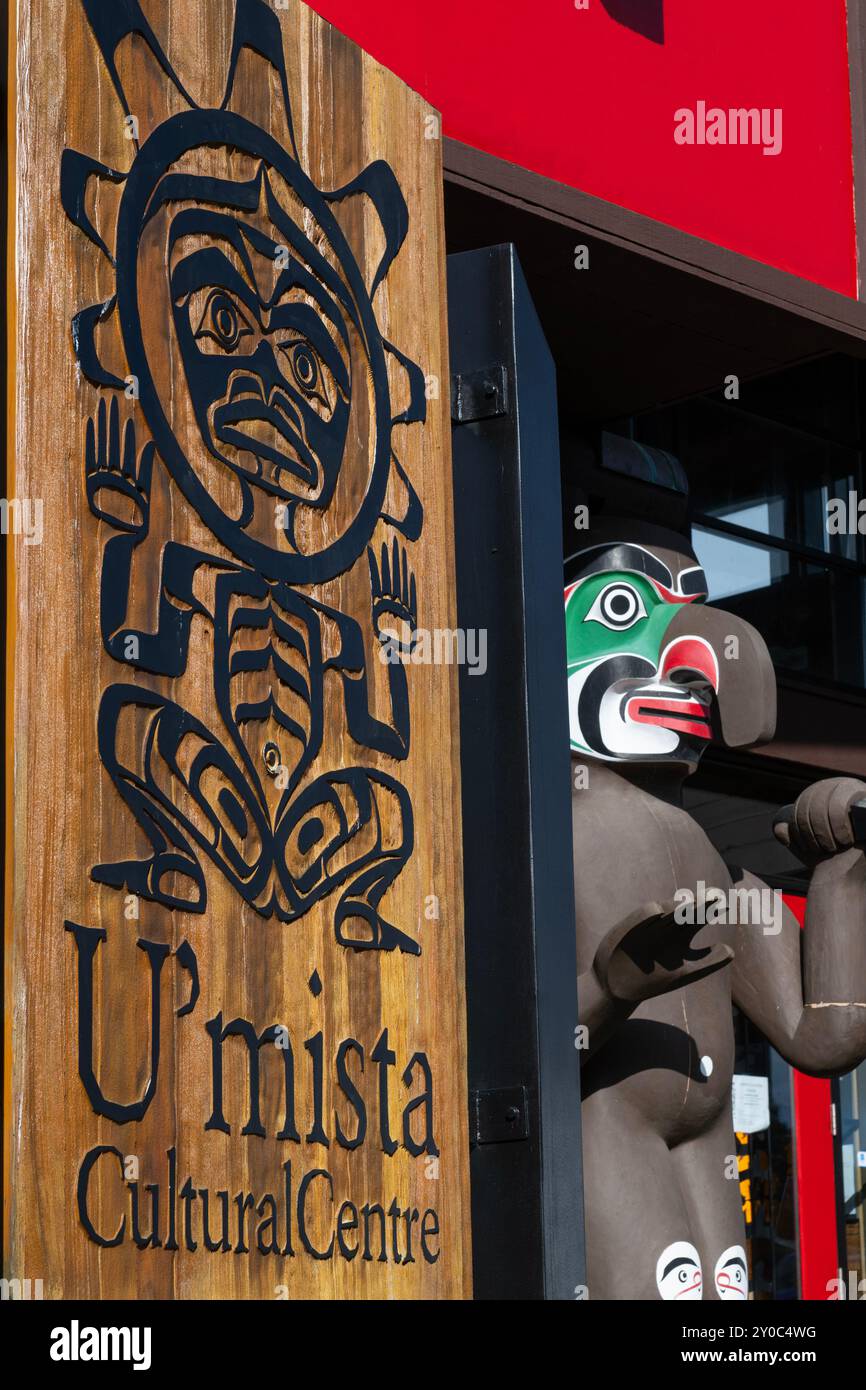 Kanada, BC, vor der Nordküste von Vancouver Island. Cormorant Island, Alert Bay. Kulturzentrum U’mista. Außenansicht des Eingangs mit Totempfahl. Stockfoto