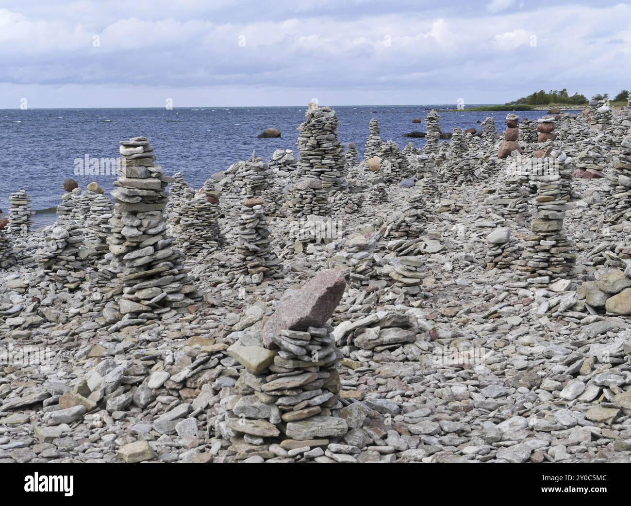 Die Kalkfelsen von Ohessaare an der Westküste der Halbinsel Saerve sind rund 500 Meter lang und bis zu 4 Meter hoch. Sie bieten die größten Stockfoto