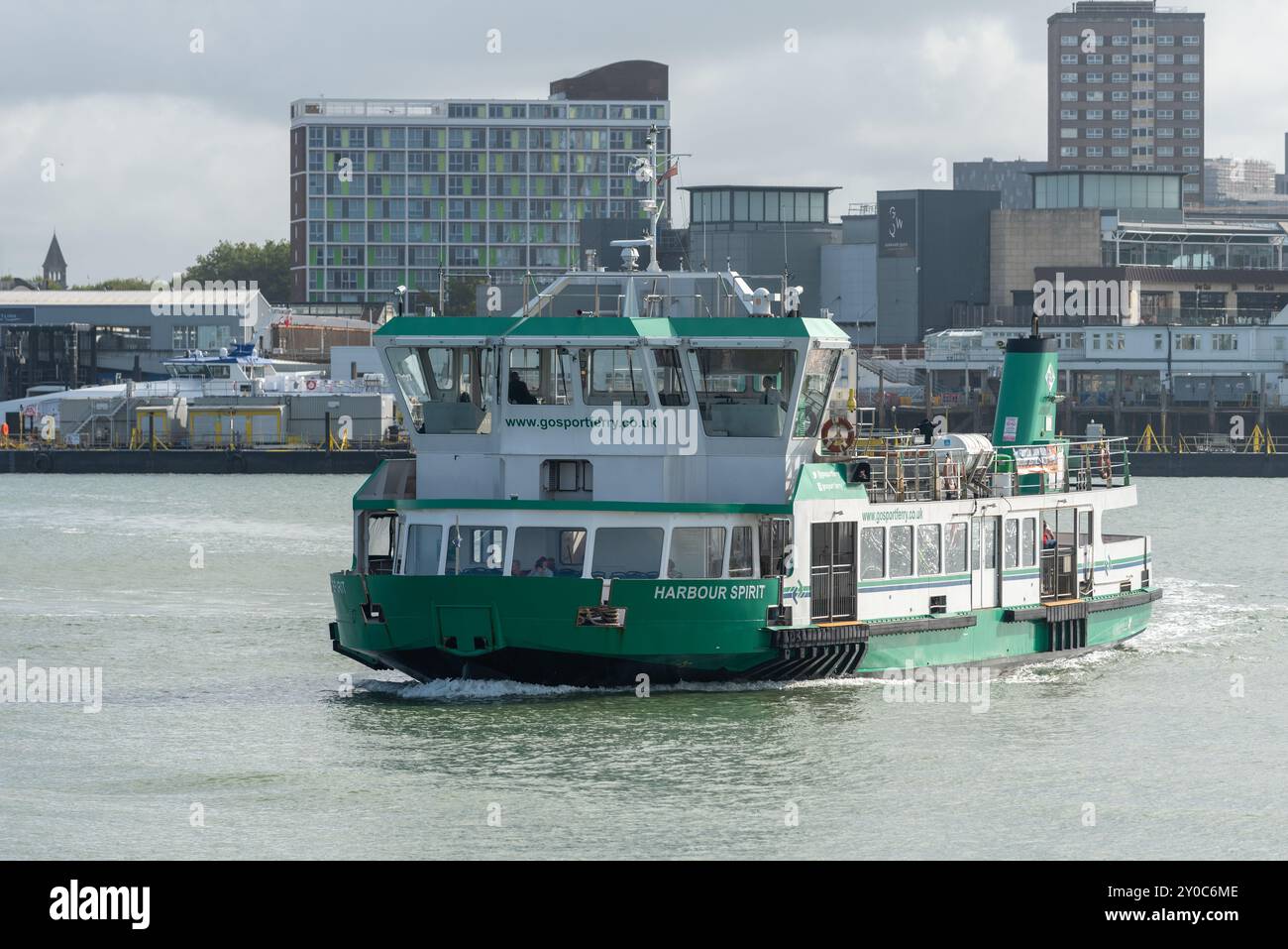 Gosport Fähre Ankunft an einem Anlegesteg mit Portsmouth Hafen in der Ferne. August 2024. Stockfoto