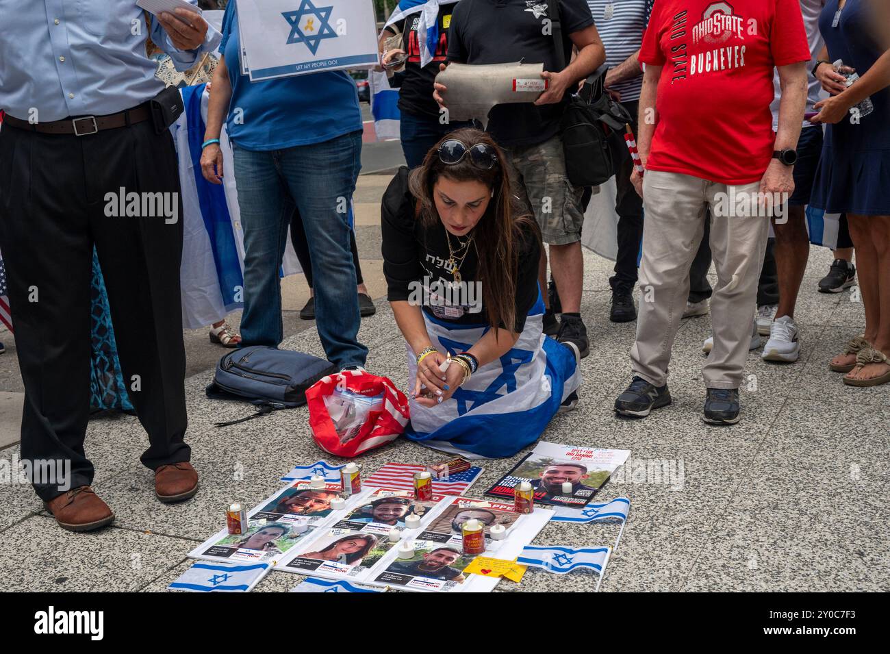 Eine Frau zündet bei der Mahnwache für die sechs Geiseln an, die am 1. September 2024 in New York von Hamas-Terroristen vor dem israelischen Konsulat entführt und ermordet wurden. Amerikanisch-israelischer Hersh Goldberg-Polin, 23, unter sechs Geiseln, die tot im Gazastunnel gefunden wurden, 10 Tage nachdem Eltern den Sohn in einer DNC-Rede dazu drängten, „stark zu bleiben“. Die IDF identifizierte die anderen fünf Opfer als Ori Danino (25), Eden Yerushalmi (24), Almog Sarusi, 27; und Alexander Lobanov, 33; alle wurden während des Angriffs der Hamas am 7. Oktober vom Nova-Musikfestival entführt. Der sechste, Carmel Gat, 40, wurde von Th entführt Stockfoto