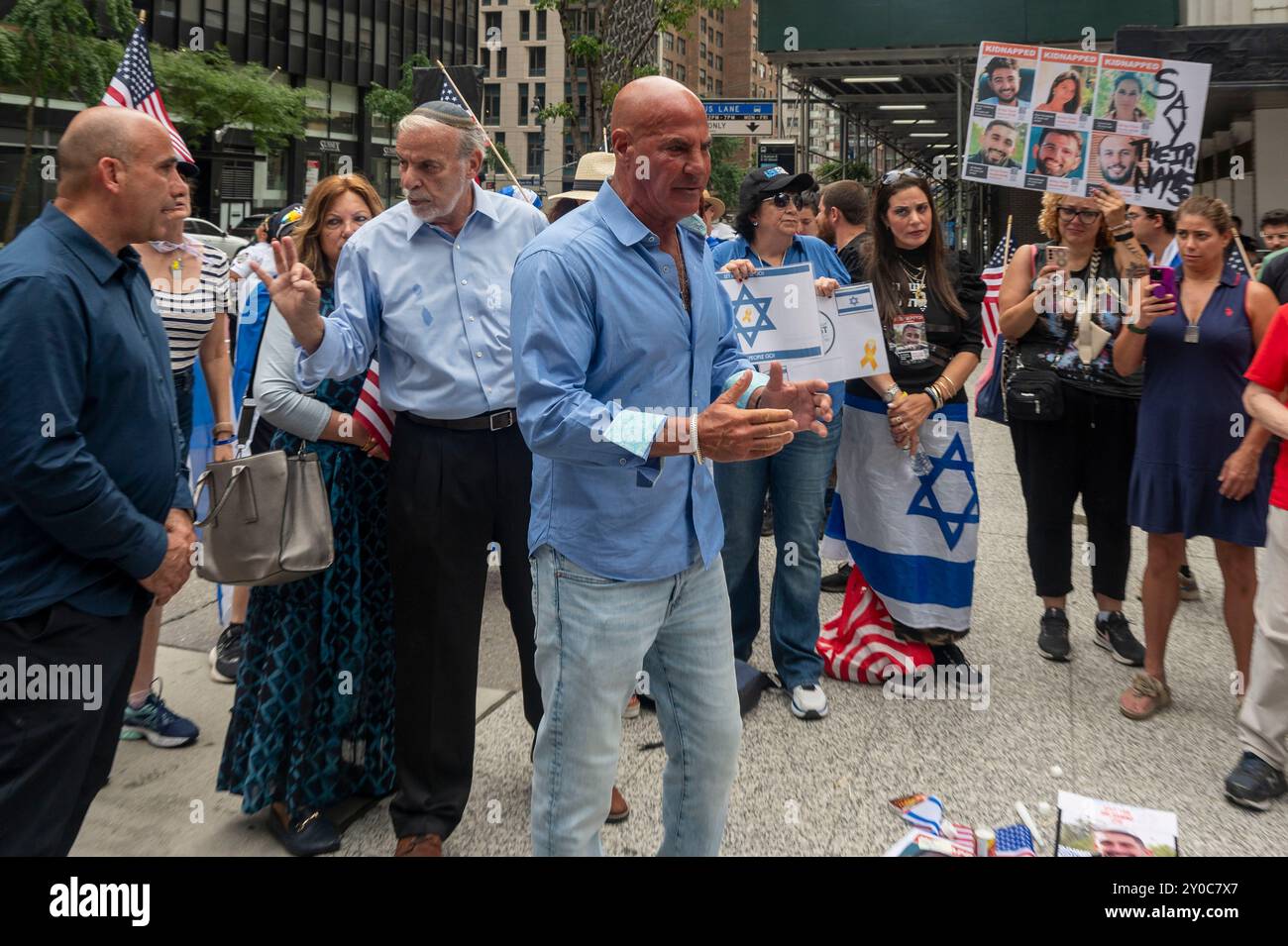 Sid Rosenberg spricht bei einer Mahnwache für die sechs Geiseln, die am 1. September 2024 von Hamas-Terroristen vor dem israelischen Konsulat in New York City entführt und ermordet wurden. Amerikanisch-israelischer Hersh Goldberg-Polin, 23, unter sechs Geiseln, die tot im Gazastunnel gefunden wurden, 10 Tage nachdem Eltern den Sohn in einer DNC-Rede dazu drängten, „stark zu bleiben“. Die IDF identifizierte die anderen fünf Opfer als Ori Danino (25), Eden Yerushalmi (24), Almog Sarusi, 27; und Alexander Lobanov, 33; alle wurden während des Angriffs der Hamas am 7. Oktober vom Nova-Musikfestival entführt. Der sechste, Carmel Gat, 40, wurde entführt Stockfoto