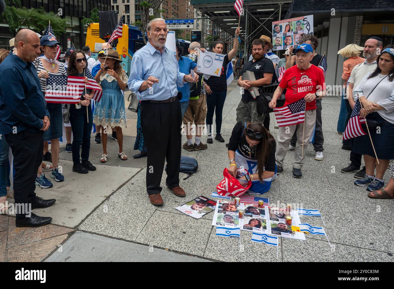 Dov Hikind, ehemaliger NY Assemblyman, Gründer der Amerikanerin gegen Antisemitismus, spricht bei einer Mahnwache für die sechs Geiseln, die am 1. September 2024 in New York von Hamas-Terroristen vor dem israelischen Konsulat entführt und ermordet wurden. Amerikanisch-israelischer Hersh Goldberg-Polin, 23, unter sechs Geiseln, die tot im Gazastunnel gefunden wurden, 10 Tage nachdem Eltern den Sohn in einer DNC-Rede dazu drängten, „stark zu bleiben“. Die IDF identifizierte die anderen fünf Opfer als Ori Danino (25), Eden Yerushalmi (24), Almog Sarusi, 27; und Alexander Lobanov, 33; alle wurden während des Okt. der Hamas vom Nova-Musikfestival entführt Stockfoto