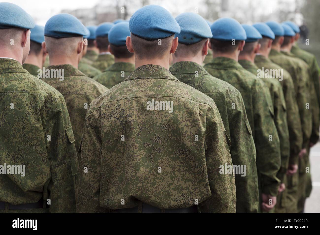 Armeeparade, Militäreinheit Uniform Soldatenreihe marschieren Stockfoto