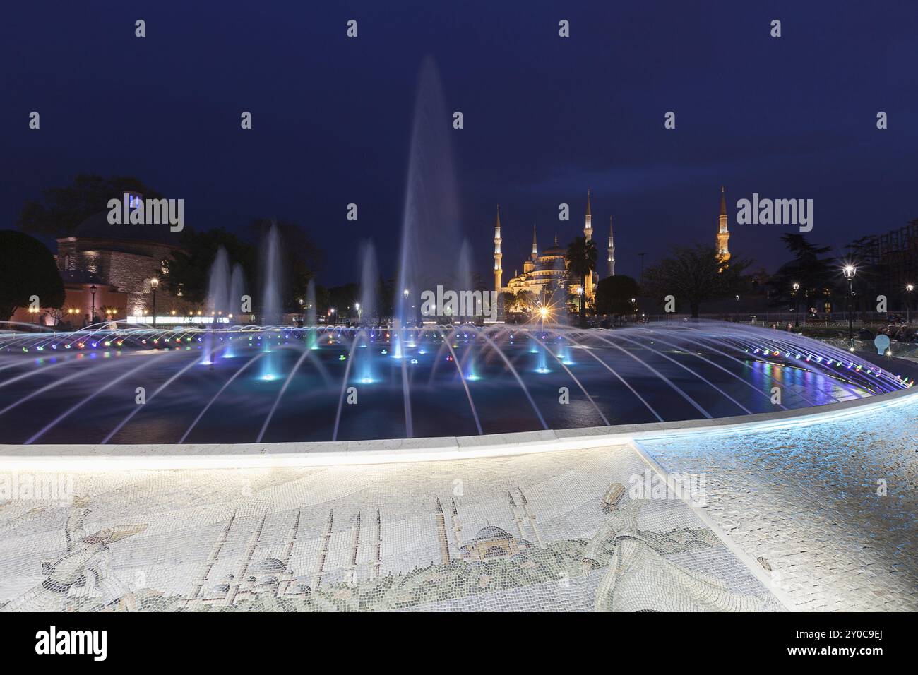 Brunnen und die Sultanahmet Blaue Moschee bei Nacht, Istanbul, Türkei, Asien Stockfoto
