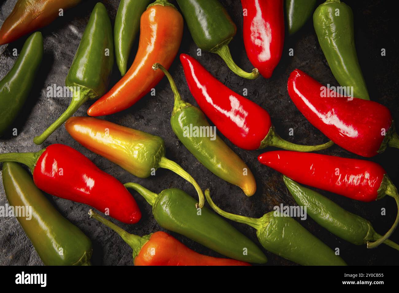 Eine Übersicht über reife rote und grüne Paprika auf einem Tisch Stockfoto