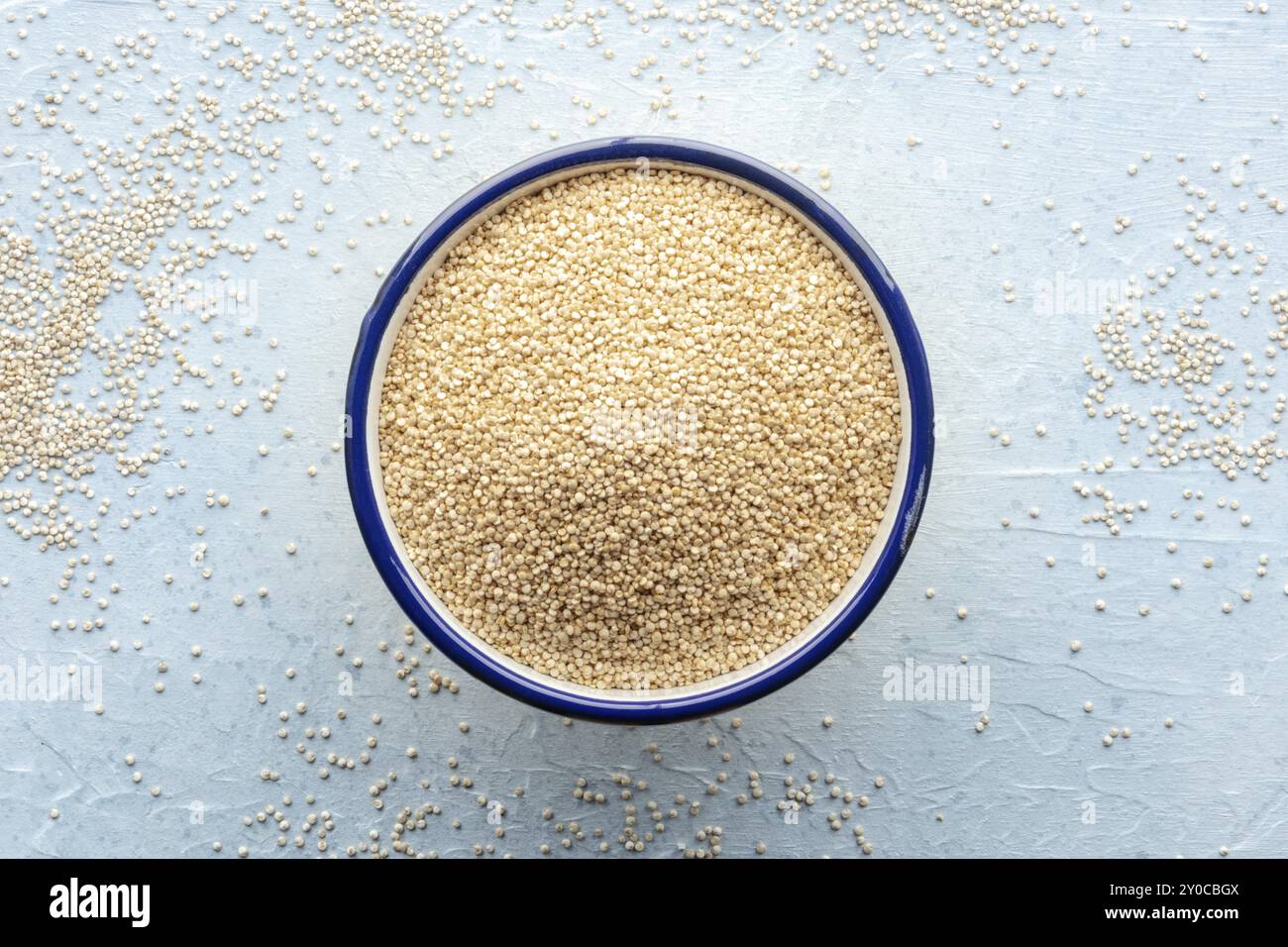 Quinoa in einer Schüssel, gesundes Bio-Holz, ungekocht, Überkopfaufnahme, Lebensmittelfotografie, Lebensmittelfotografie Stockfoto