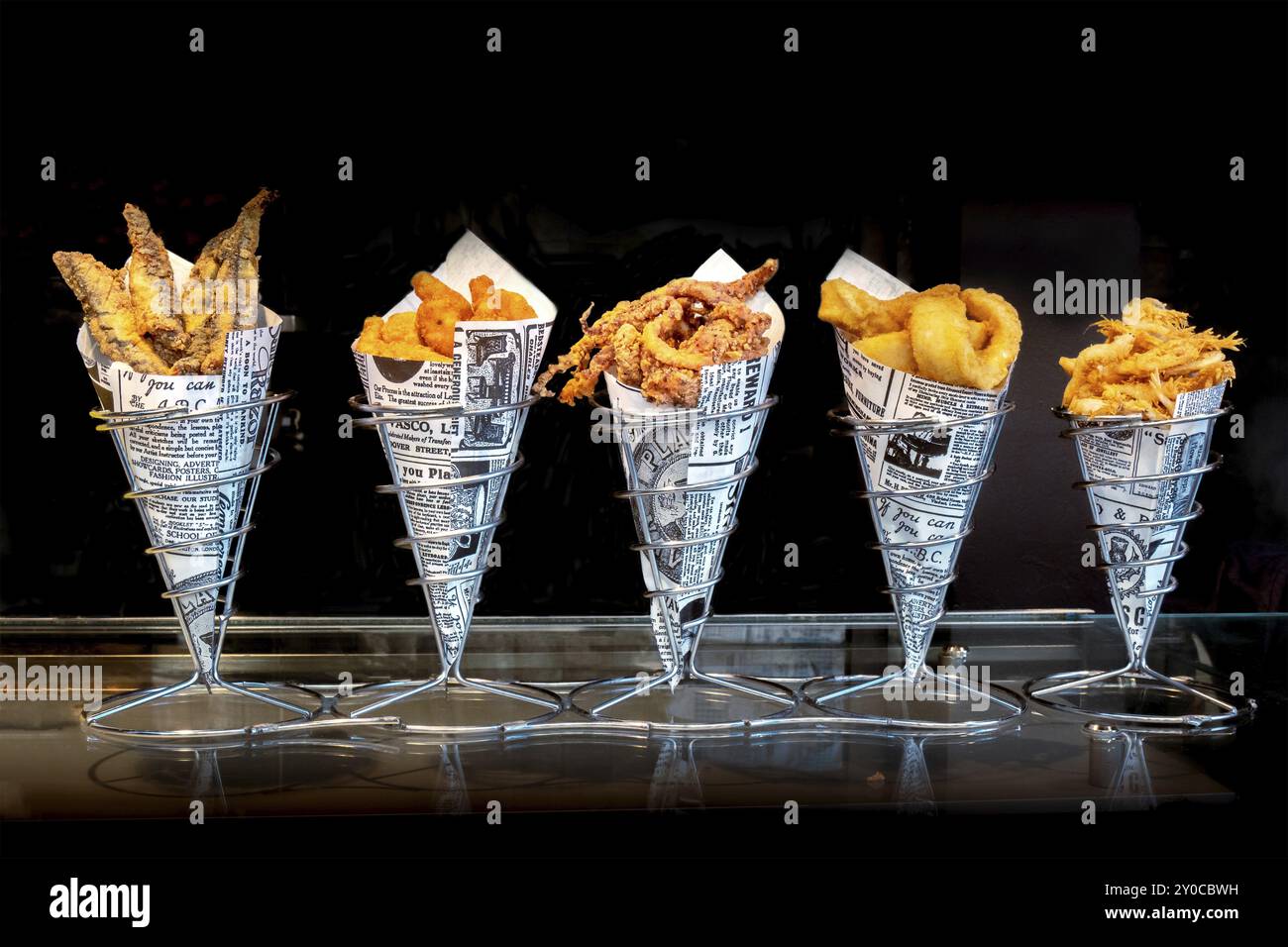 Imbisskegel mit Fisch und Meeresfrüchten auf einem Markt in Spanien. Spanische Gastronomie, Lebensmittelfotografie Stockfoto