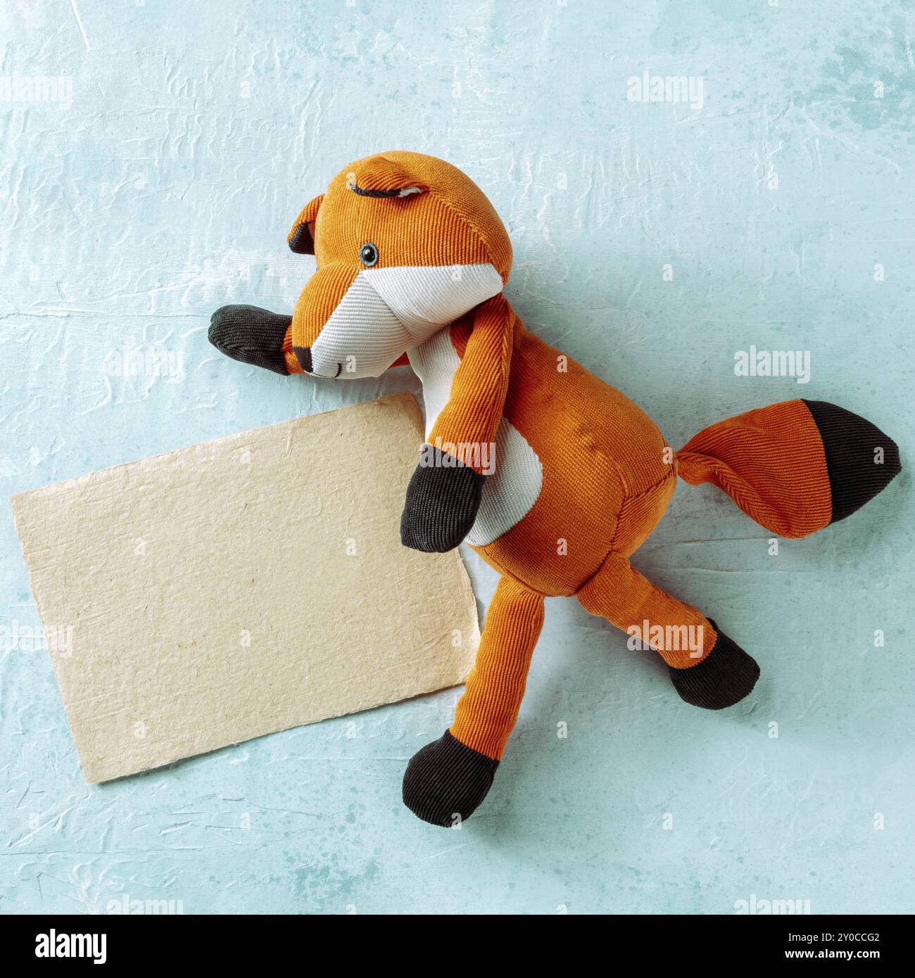 Quadratisches Modell für eine Kraftkarte mit einem Spielzeugfuchs. Eine Grußkarte oder Einladungsdesignvorlage mit Kopierbereich Stockfoto