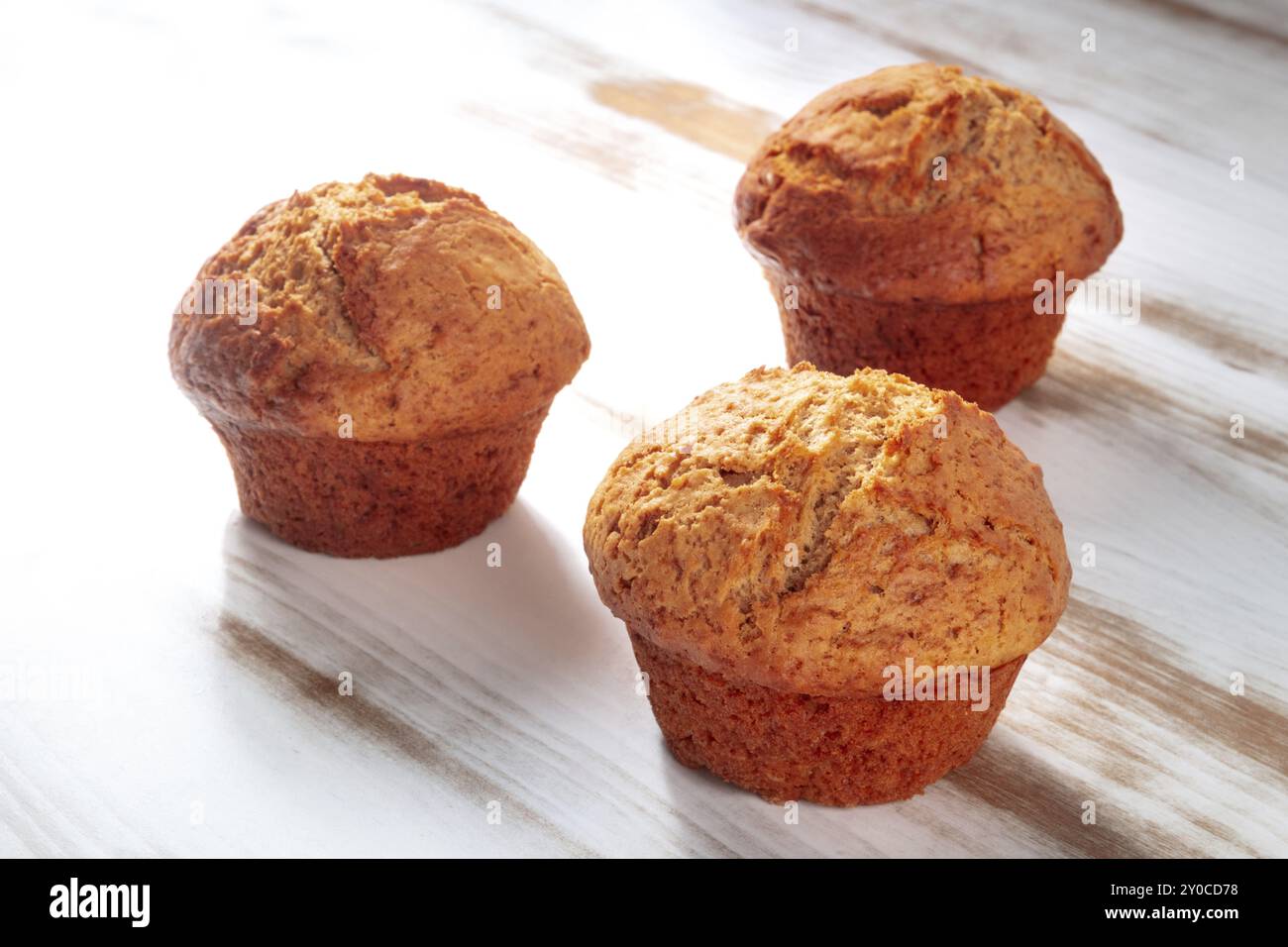 Orange Muffins auf einem rustikalen Holzküchentisch, einfaches Backen, Lebensmittelfotografie Stockfoto