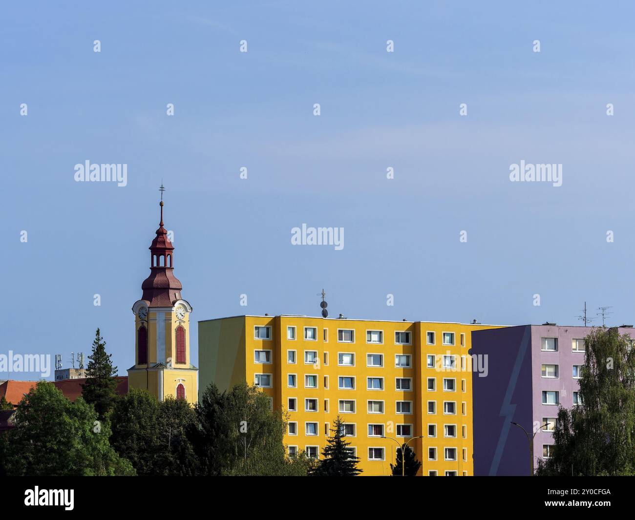 Alte Kirche und sozialistische Fertigbauten, Stras Pod Ralskem, Tschechische Republik, Europa Stockfoto