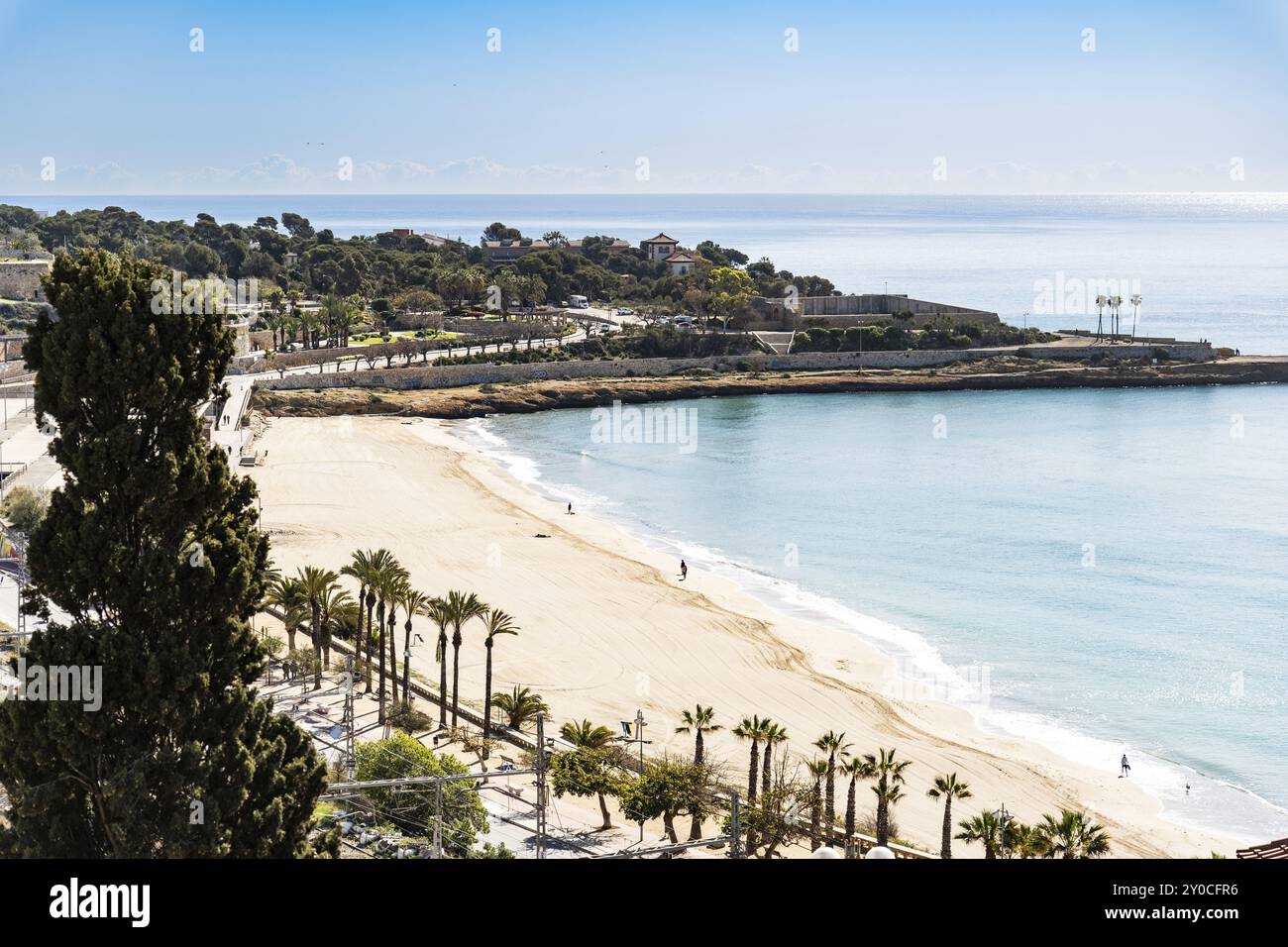 Blick auf die Bucht und den Stadtstrand vom Aussichtspunkt am Ende der Rambla Nova, Balcon Mediterraneo, Balkon mit Blick auf das Mittelmeer SE Stockfoto