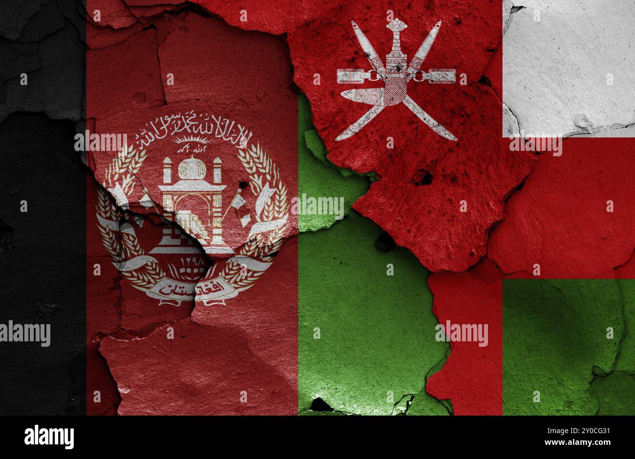 Fahnen von Afghanistan und Oman auf eine zerrissene Wand gemalt Stockfoto