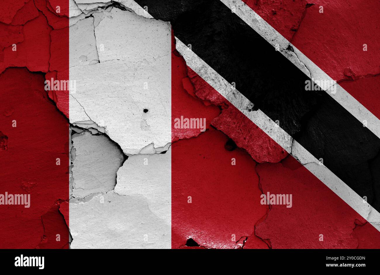 Flaggen von Peru und Trinidad und Tobago auf geknackt gemalt Wand Stockfoto