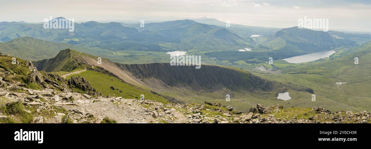 Blick vom Gipfel des Mount Snowdon, Snowdonia, Gwynedd, Wales, Großbritannien, Blick nach Westen in Richtung Llyn Cwellyn, Rhyd-Ddu und der Küste Stockfoto