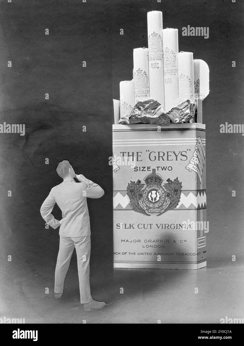 Vintage, alte Zigarettenwerbung The Greys, Silk Cut Virginia, Te Papa - Gordon Burt (Fotograf) Neuseeland 1925 - Vintage-Fotoretusche Stockfoto