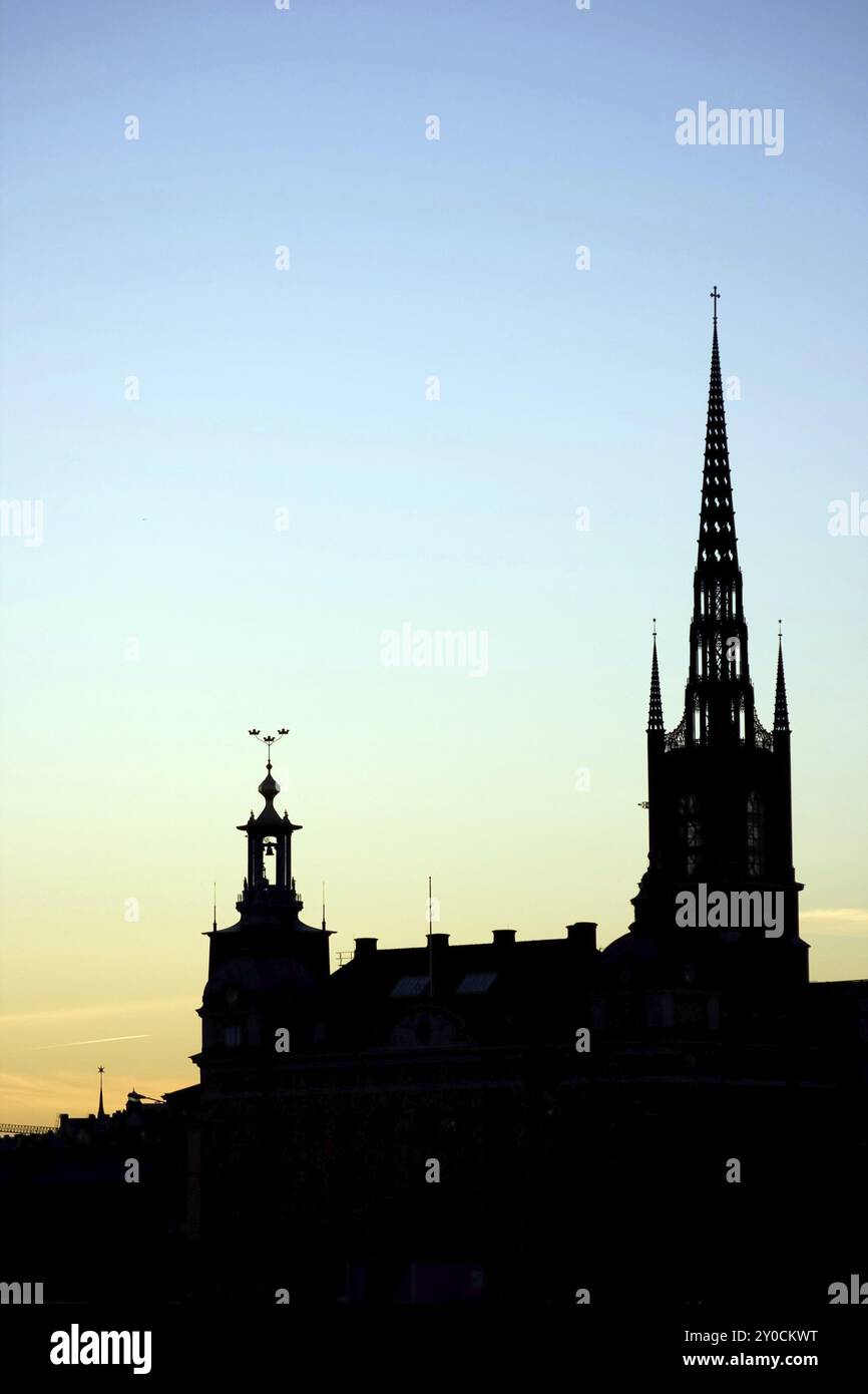 Riddarholm Kirche und das Stockholmer Rathaus am Nachthimmel. Skyline der Kirche Riddarholm und des Rathauses von Stockholm, Schweden, Europa Stockfoto