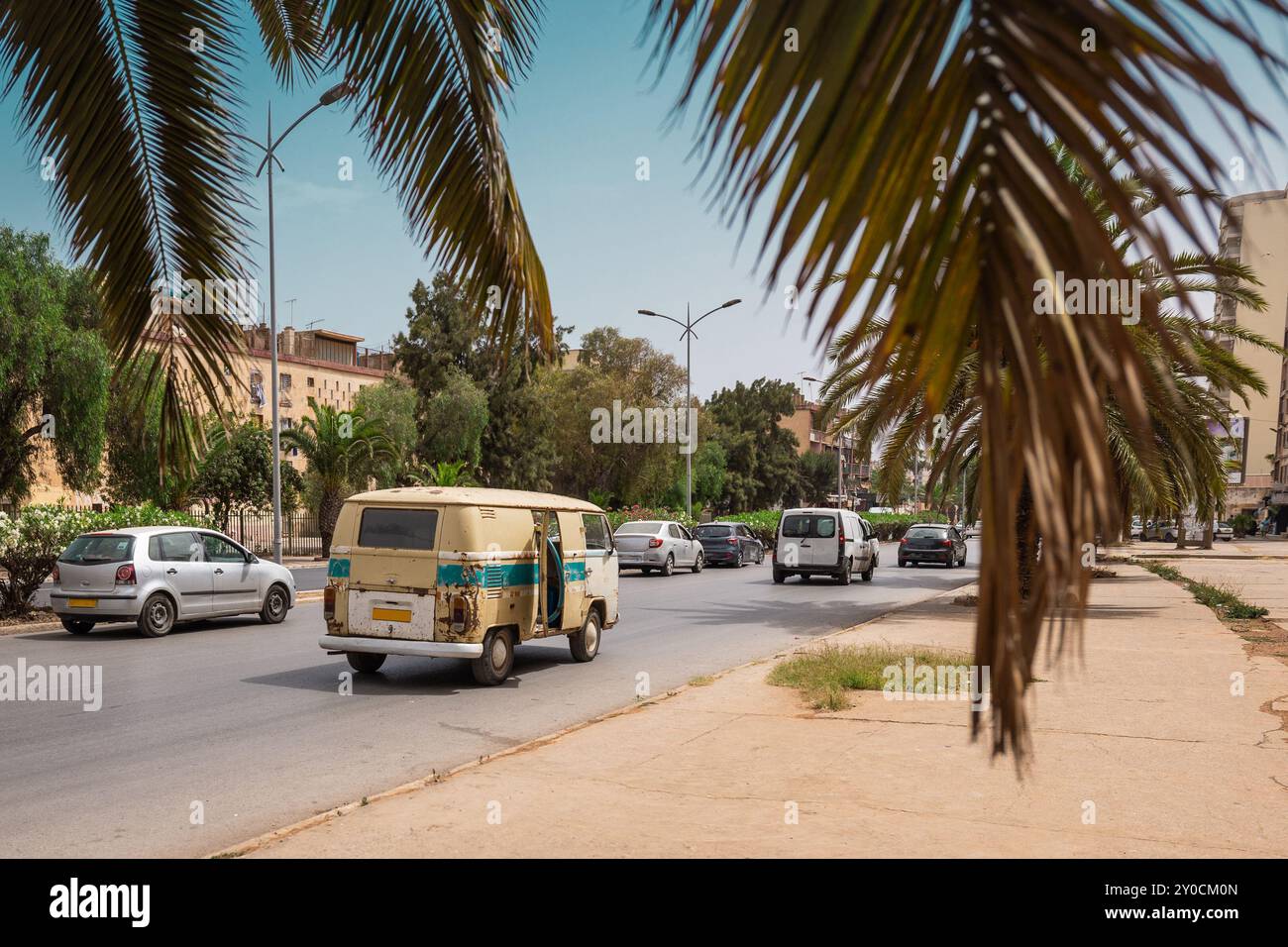 Verkehr in Oran, Algerien. Viele verschiedene Autos, meist französische und deutsche Marken auf der Straße in Algerien. Alte und neue Autos auf der Straße. Stockfoto