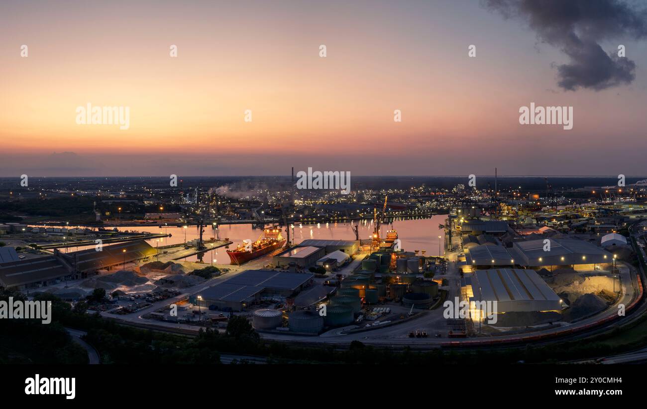 Industrie- und Hafengebiet von Ravenna, chemischer und petrochemischer Pol, thermoelektrische, metallurgische Anlagen und Kohlenwasserstoffraffinerie und verflüssigtes natura Stockfoto