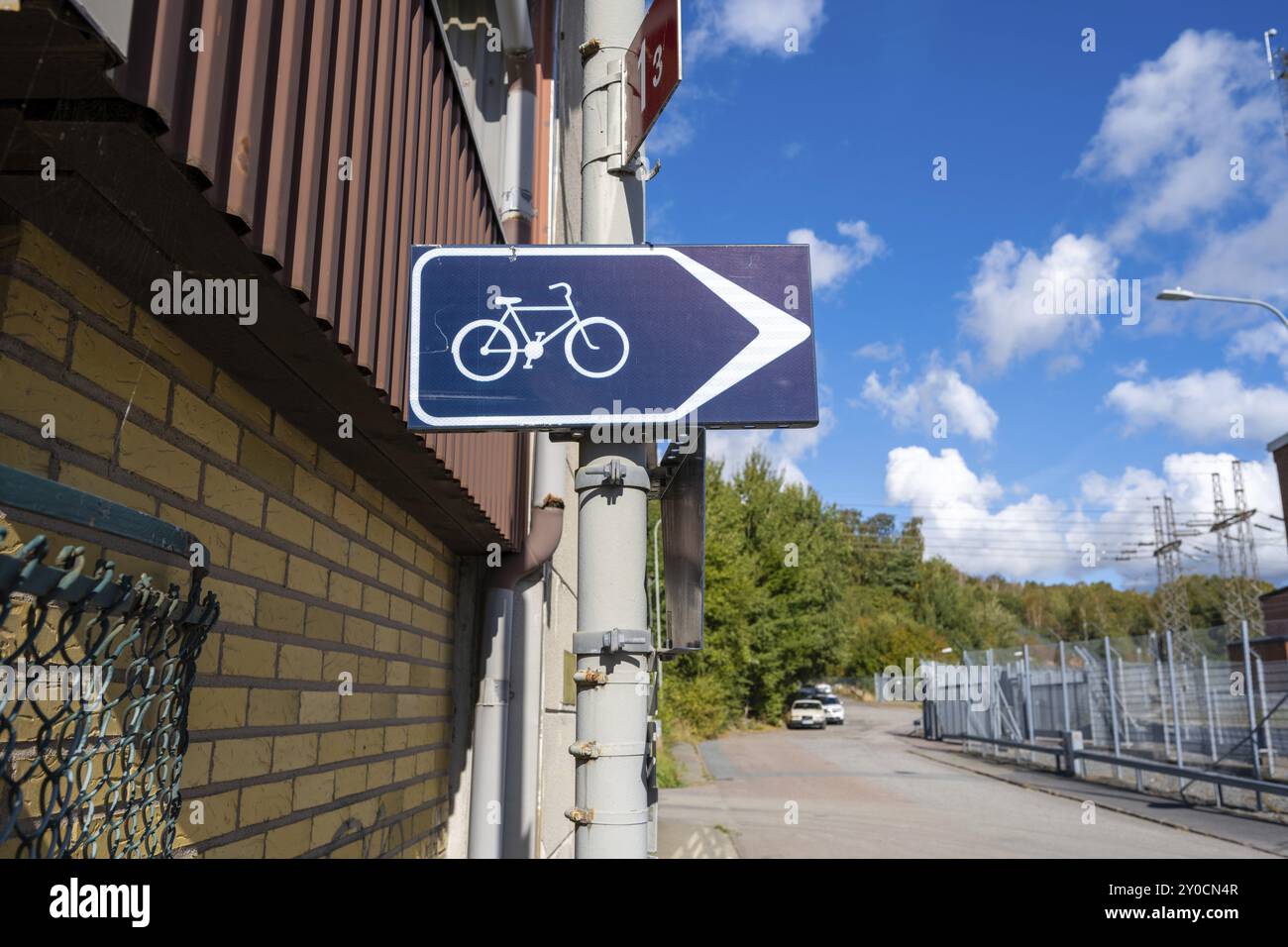 Radweg-Schild an einem Stab neben einem Gebäude Stockfoto