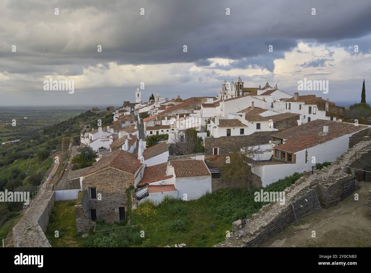 Monsaraz Dorf bei Sonnenaufgang mit stürmischem Wather in Alentejo, Portugal, Europa Stockfoto