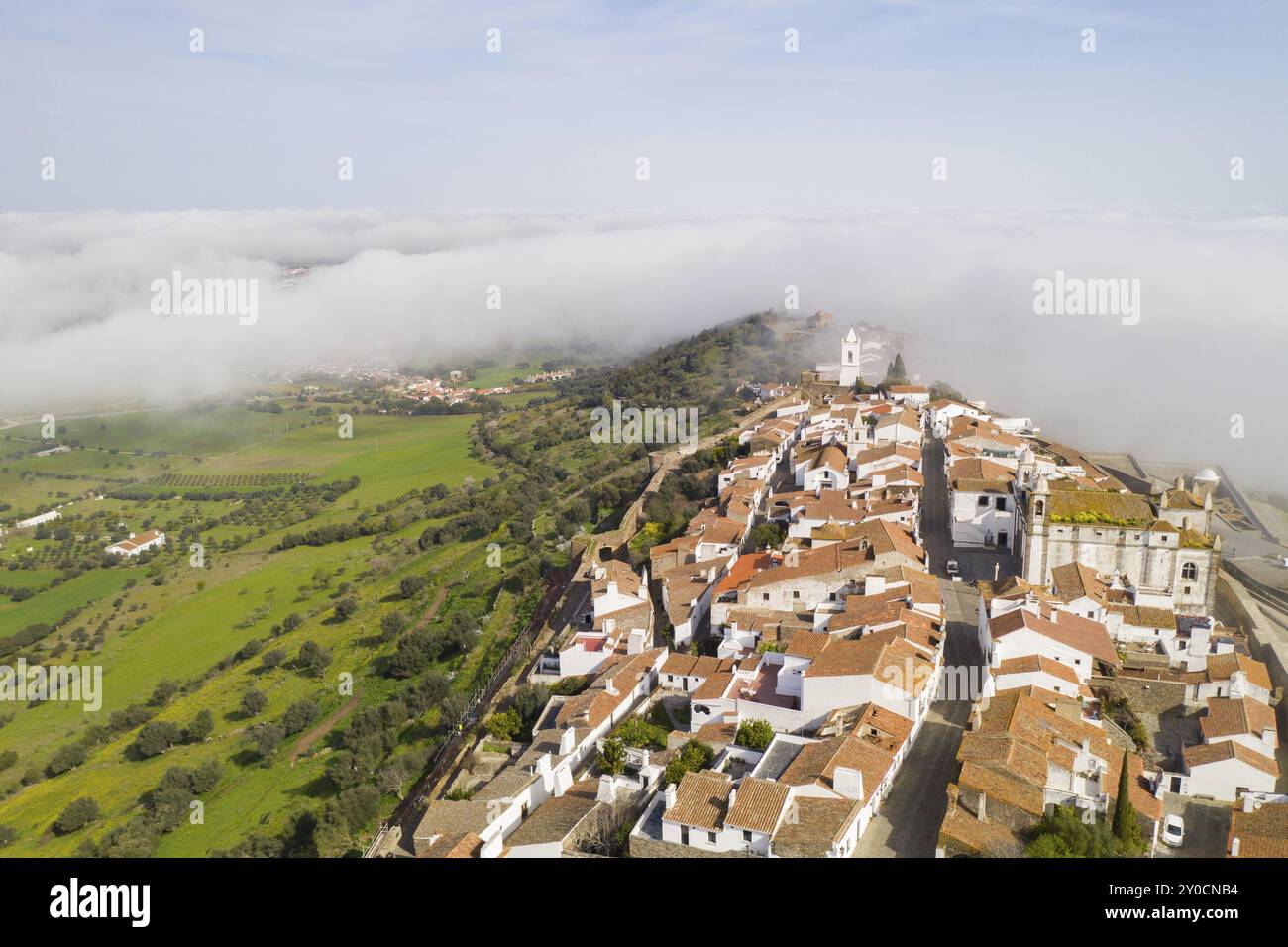 Monsaraz Drohne aus der Luft auf die Wolken in Alentejo, Portugal, Europa Stockfoto