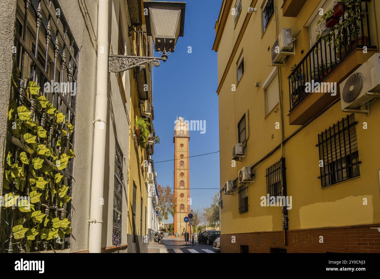 Charmante Straße mit Blick auf den historischen Torre de los Perdigones oder Fabrica de Perdigones, Sevilla, Andalusien, Spanien, Europa Stockfoto