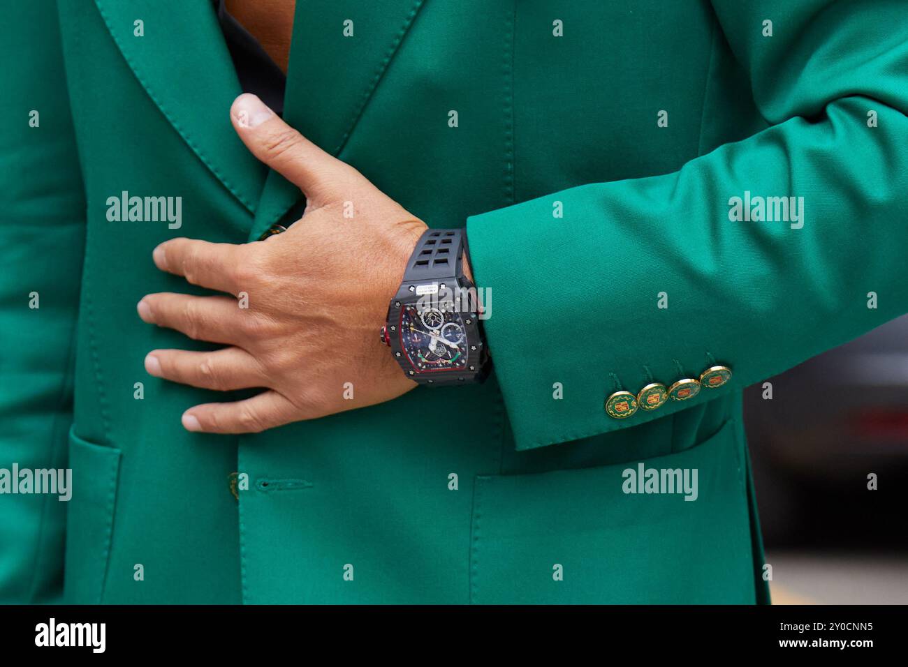 MAILAND, ITALIEN - 15. JUNI 2024: Mann mit Richard Mille McLaren sieht RM 50-03 vor der Modeschau Dolce und Gabbana, Mailand Fashion Week Street Style Stockfoto